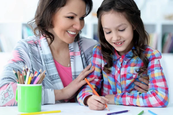 Klein Schattig Meisje Met Moeder Tekening Aan Tafel Thuis — Stockfoto