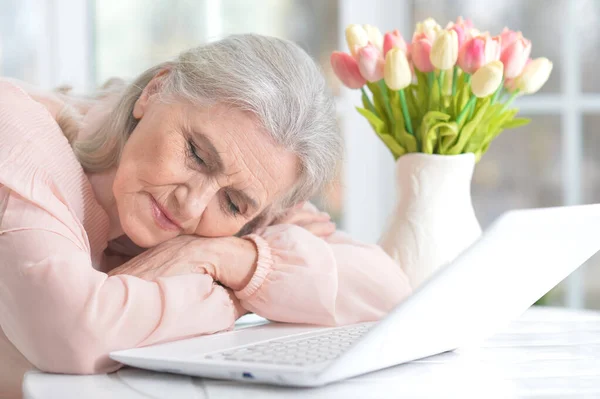 Hermosa Mujer Mayor Durmiendo Ordenador Portátil Casa — Foto de Stock