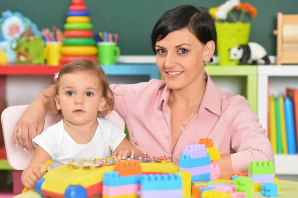 Madre Joven Hija Pequeña Jugando Lego Juego —  Fotos de Stock