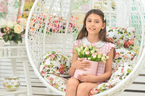 Ragazzina Emotiva Abito Posa Con Fiori — Foto Stock