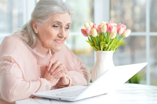 Όμορφη Ηλικιωμένη Γυναίκα Που Χρησιμοποιεί Φορητό Υπολογιστή Στο Σπίτι — Φωτογραφία Αρχείου
