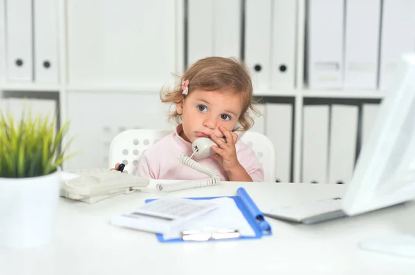 Carino Bambina Utilizzando Telefono Ufficio — Foto Stock