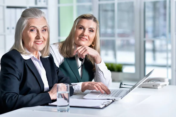 Twee Volwassen Zakenvrouwen Zitten Aan Tafel Met Laptop Werken Samen — Stockfoto