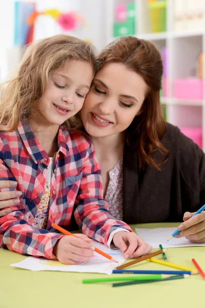 Pequena Menina Bonito Com Mãe Desenho Mesa Casa — Fotografia de Stock