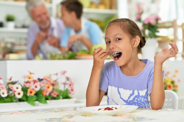 Jeune Fille Manger Dans Cuisine — Photo