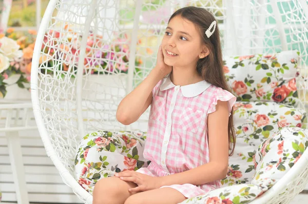 Gelukkig Klein Meisje Poseren Swing — Stockfoto