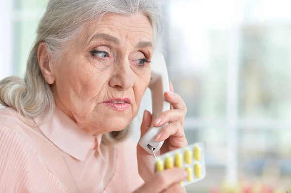 身患绝症的老年妇女打电话到医院 — 图库照片