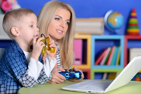 Madre Hijo Jugando Juego Ordenador Con Ordenador Portátil — Foto de Stock