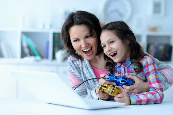 Mutter Und Tochter Benutzen Gemeinsam Laptop — Stockfoto