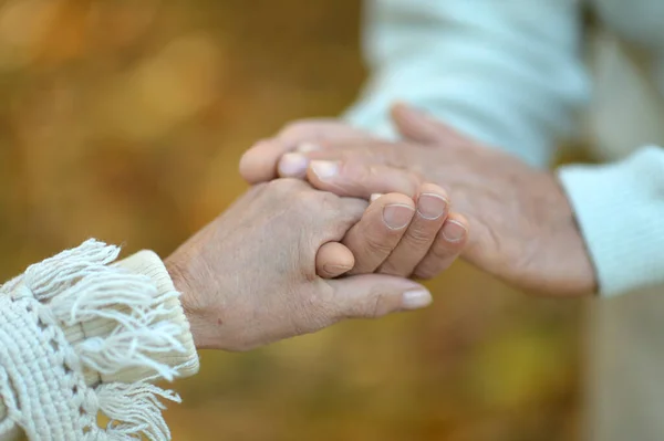 Mãos Casal Sênior Cortado — Fotografia de Stock