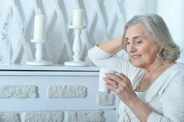 Schöne Lächelnde Seniorin Trinkt Tee — Stockfoto