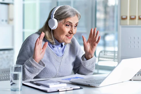 Dizüstü Bilgisayar Kullanan Mutlu Yaşlı Kadın — Stok fotoğraf