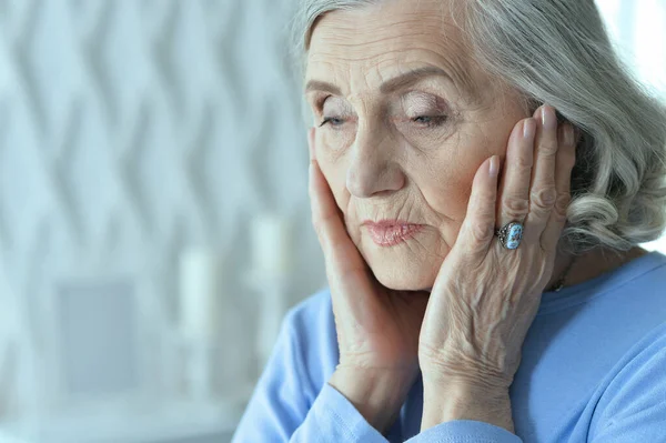 Close Retrato Mulher Idosa Triste Com Dor Cabeça — Fotografia de Stock