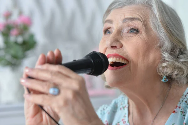 Retrato Mujer Cantante Senior — Foto de Stock