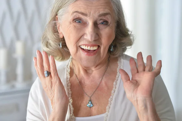 Usmívající Starší Žena Pózující Doma — Stock fotografie