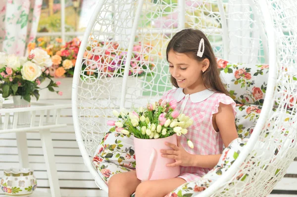 Emotioneel Klein Meisje Jurk Poseren Met Bloemen — Stockfoto