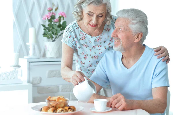 Ouder paar het drinken van thee — Stockfoto