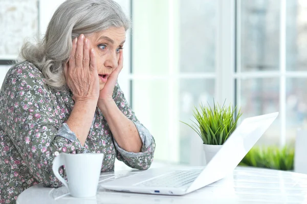 Hermosa Mujer Mayor Utilizando Ordenador Portátil Casa —  Fotos de Stock