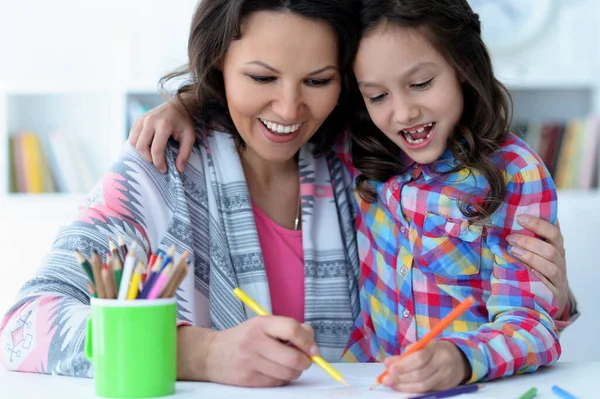 Klein Schattig Meisje Met Moeder Tekening Aan Tafel Thuis — Stockfoto