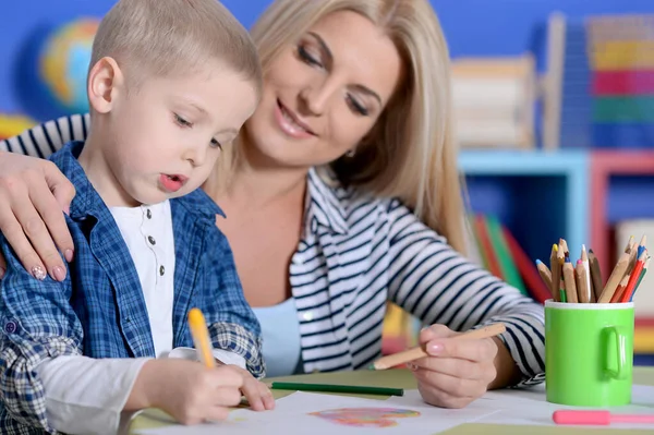 Portret Szczęśliwego Chłopca Grającego Grę Wideo Domu — Zdjęcie stockowe