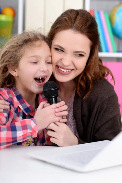 Mother Daughter Using Laptop Together Singing — Stock Photo, Image