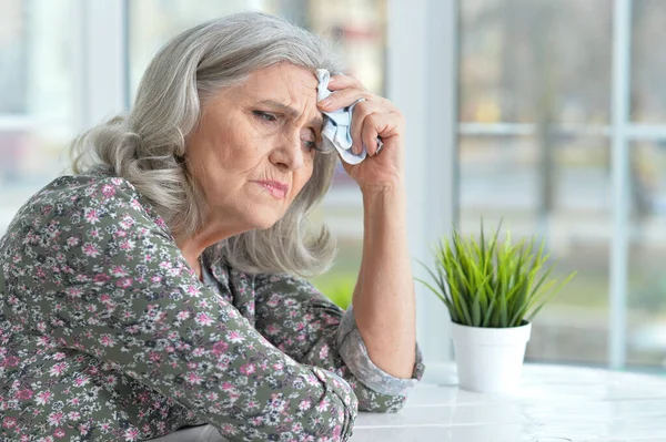 Nahaufnahme Porträt Einer Traurigen Seniorin Mit Kopfschmerzen — Stockfoto