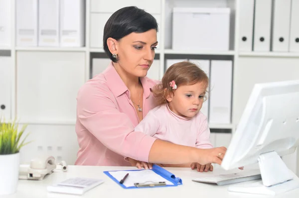 Retrato Mulher Negócios Com Seu Filho Trabalhando Escritório — Fotografia de Stock