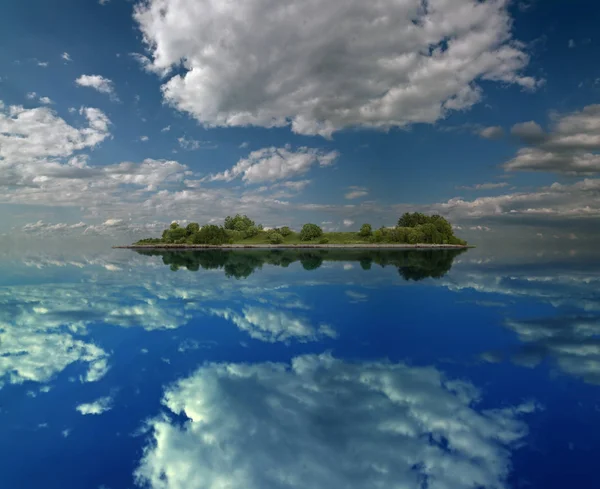 Isola coperta di alberi verdi e nuvole riflesse in calma wat — Foto Stock