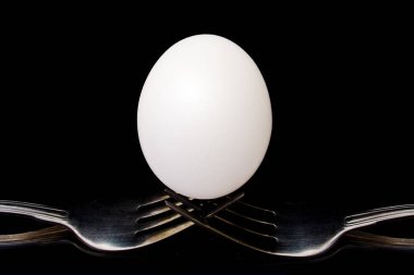 İki çatal dengeli yumurta