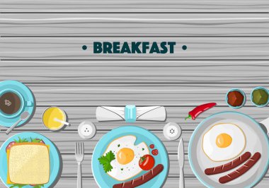 Ahşap masa seramik çanak çömlek ve kahvaltı yemek ile. Üstten Görünüm.