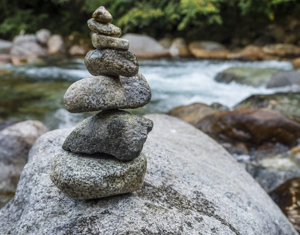 Cairn beside a stream — Stock Photo, Image