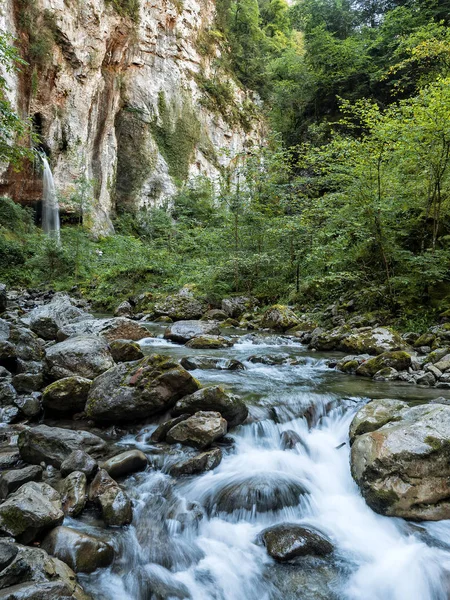 Kakuetta vista cachoeira e rio — Fotografia de Stock