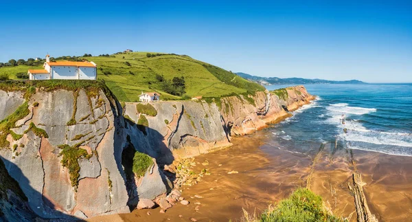 San Pedro church and Itzurun beach — Stock Photo, Image