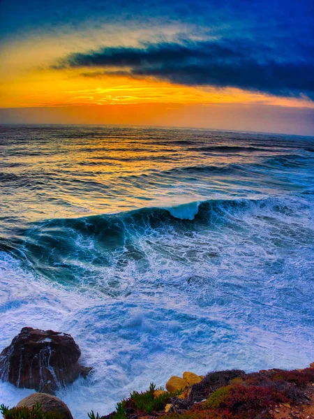 Onde nazare al tramonto — Foto Stock