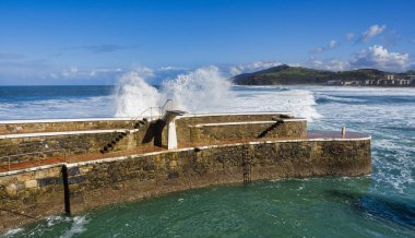 Zarautz iskelesinde dalgalanan dalgalar