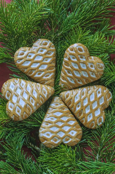 Biscuit Coeur Noël Sur Fond Sapin — Photo