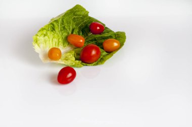 Yaprak yeşil Roma marul ve küçük kokteyl domates