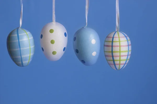 Coloridos Huevos Pascua Decorados Sobre Fondo Azul — Foto de Stock
