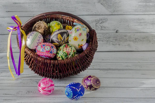 Bunte Eier Einem Korb Ostern — Stockfoto