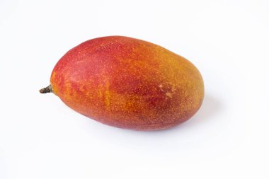 Beyaz arka planda mango. Mango dünyadaki en popüler meyvelerden biridir.