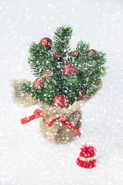 Decoratieve Kerstboom Een Witte Achtergrond Rode Kerstversiering — Stockfoto