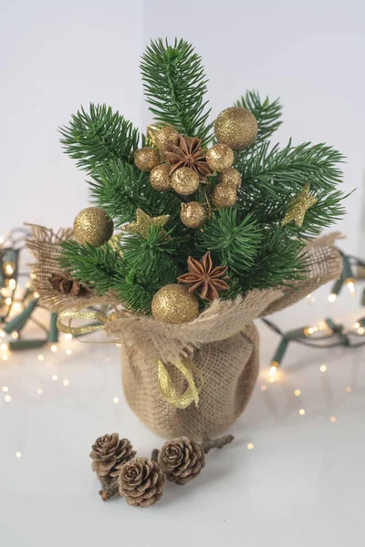 Een Kerstmis Gouden Versierde Kunstmatige Kerstboom Geïsoleerd Witte Achtergrond — Stockfoto