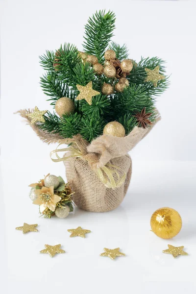 Een Kerstmis Gouden Versierde Kunstmatige Kerstboom Geïsoleerd Witte Achtergrond Rechtenvrije Stockfoto's