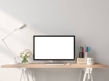 Beyaz bir odada, tahta bir masanın üzerindeki boş bir bilgisayar ekranı. Beyaz gül ve durağan dekorasyon, duvarda güneş ışığı..