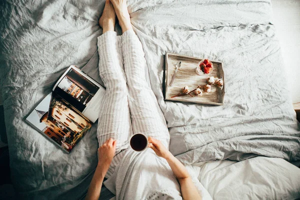 Frühstück Mit Kaffee Und Erdbeeren Bett — Stockfoto