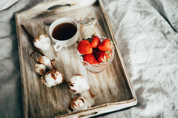 Завтрак Кофе Клубникой Постели — стоковое фото