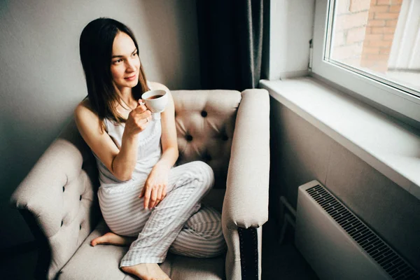 Vrouw Pyjama Met Koffiekopje Zittend Fauteuil Thuis — Stockfoto