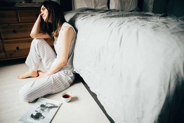 Mulher Com Xícara Café Sentado Chão Quarto Manhã — Fotografia de Stock