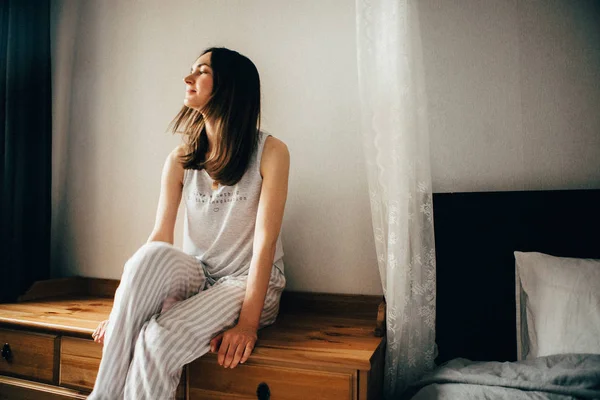 Sleepy Vrouw Pyjama Zittend Houten Tafel Slaapkamer — Stockfoto