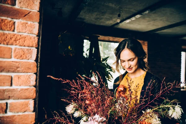 Attraktive Frau Mit Einem Strauß Schöner Herbstblumen — Stockfoto